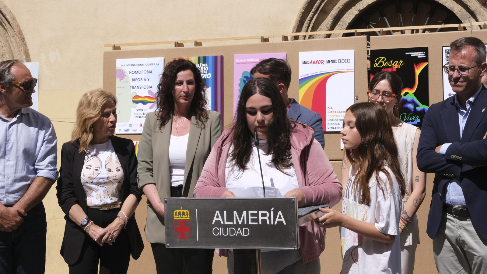 Lectura del manifiesto del Día Internacional contra la Homofobia en Almería, en imágenes
