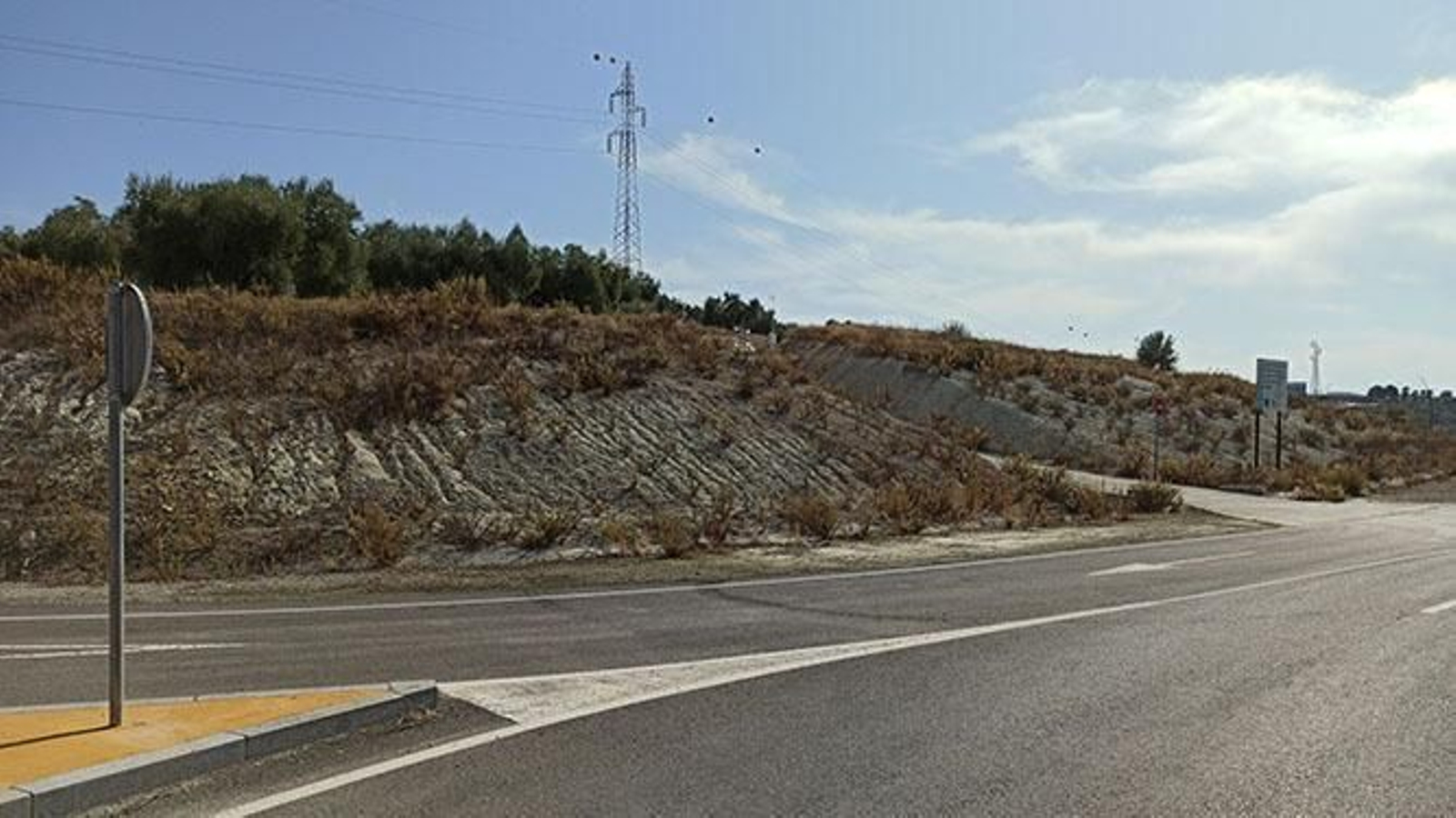 Accesos a los terrenos del futuro centro sanitario de Lucena.