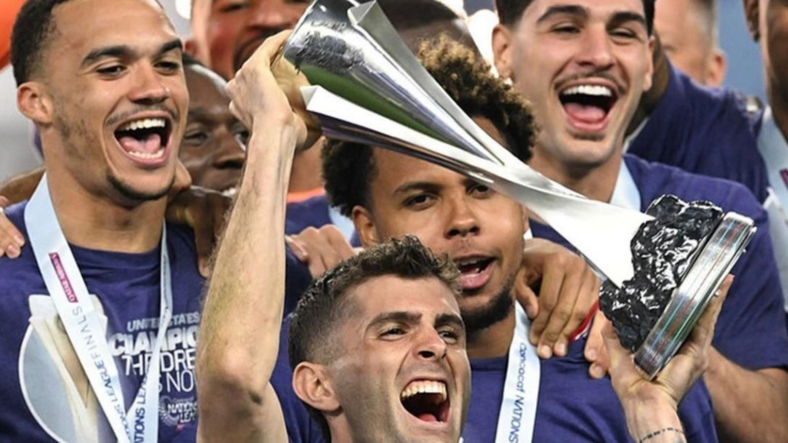 Pulisic levanta el trofeo mientras Johnny Cardoso sonríe