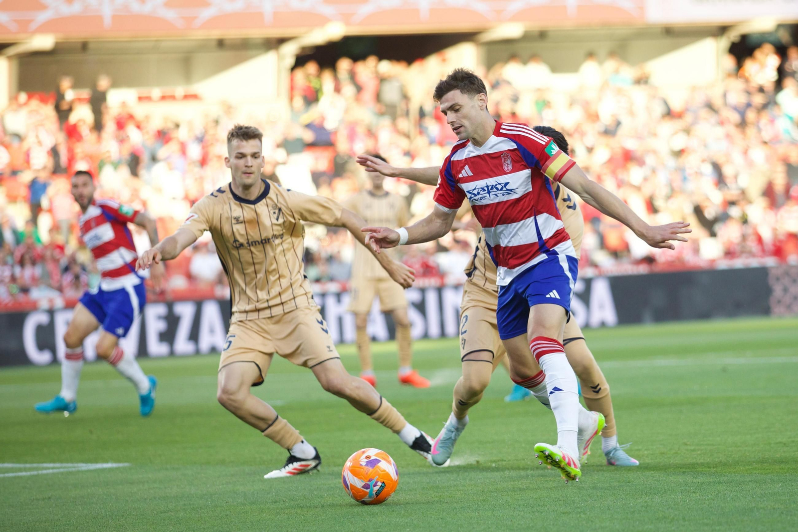 Una acción del partido de este lunes entre Granada y Eibar Una acción del partido de este lunes entre Granada y Eibar