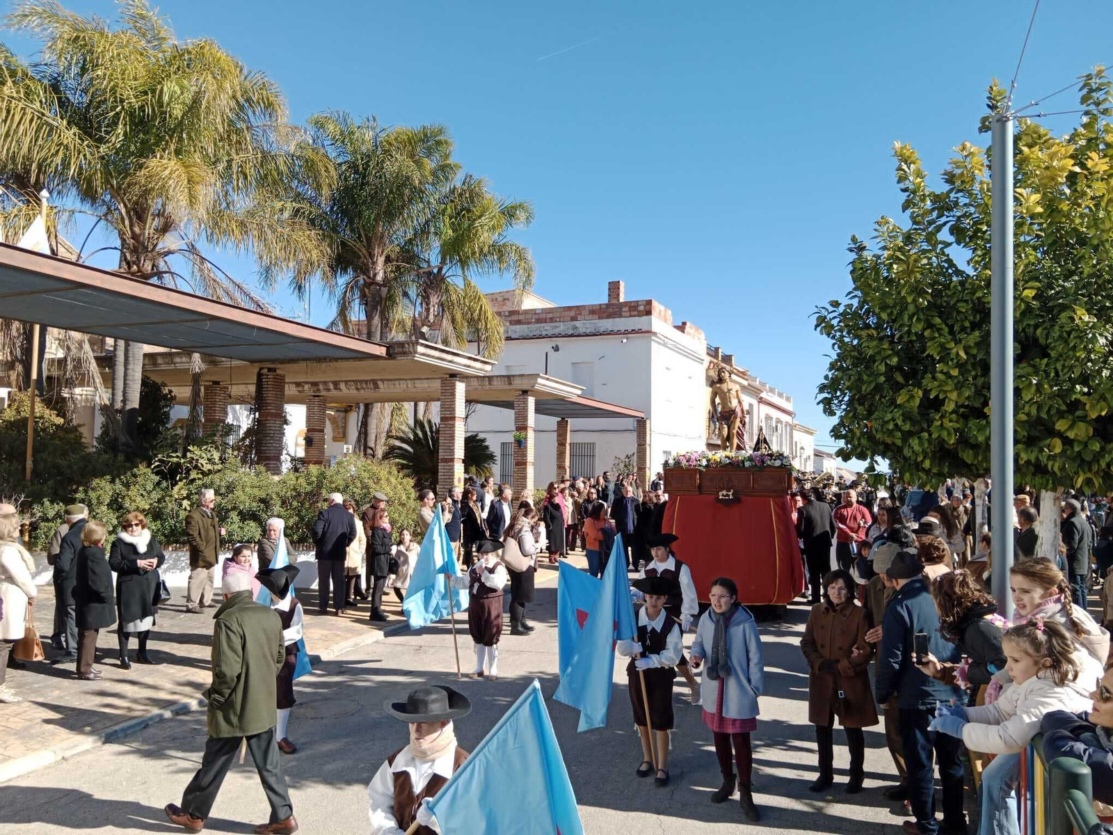 La procesión del patrón y la fiesta del pavo con fideos en San Sebastián de los Ballesteros, en imágenes