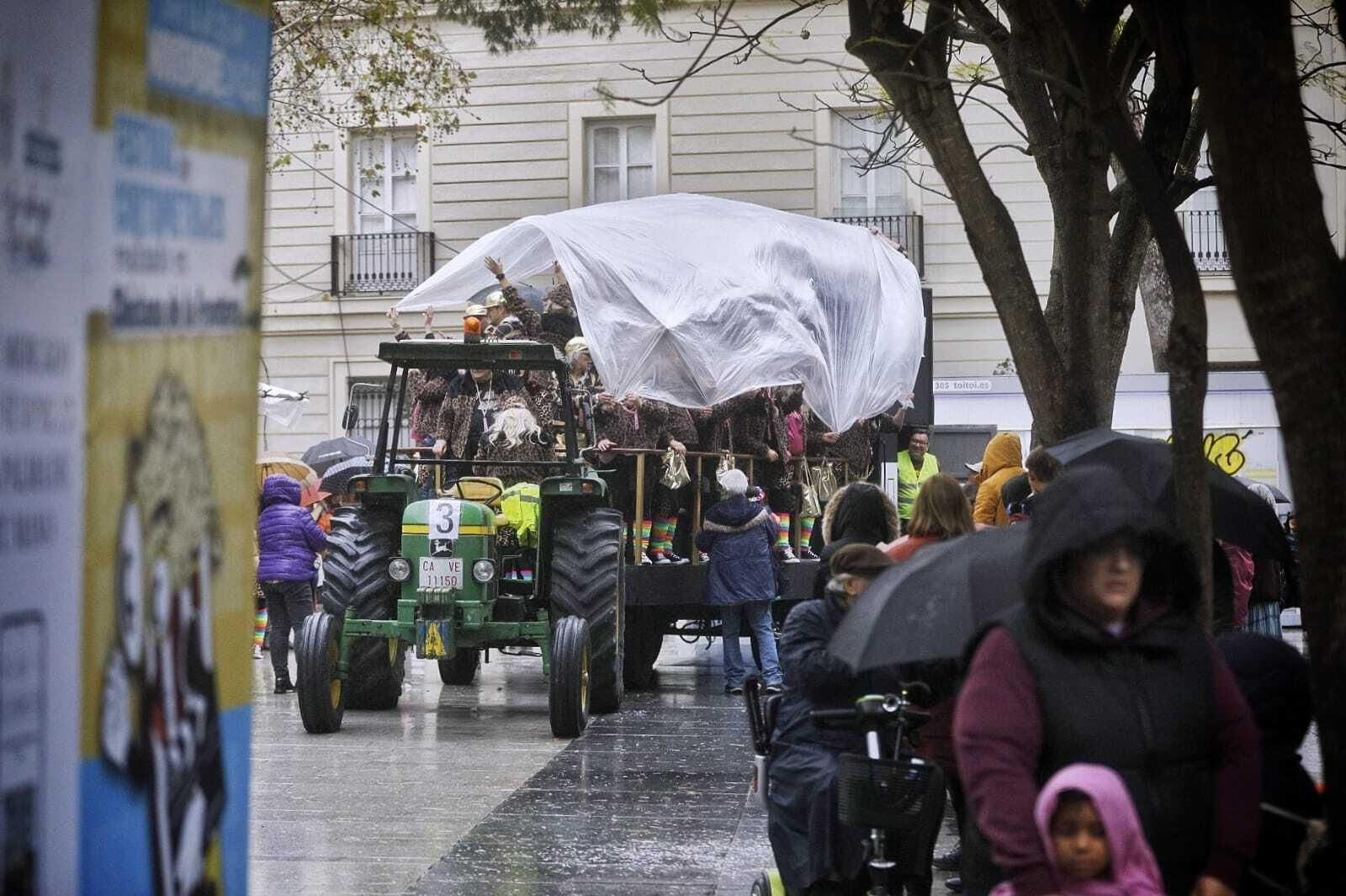 Las mejores imágenes de un Lunes de Coros pasado por agua en el Carnaval de Cádiz 2024