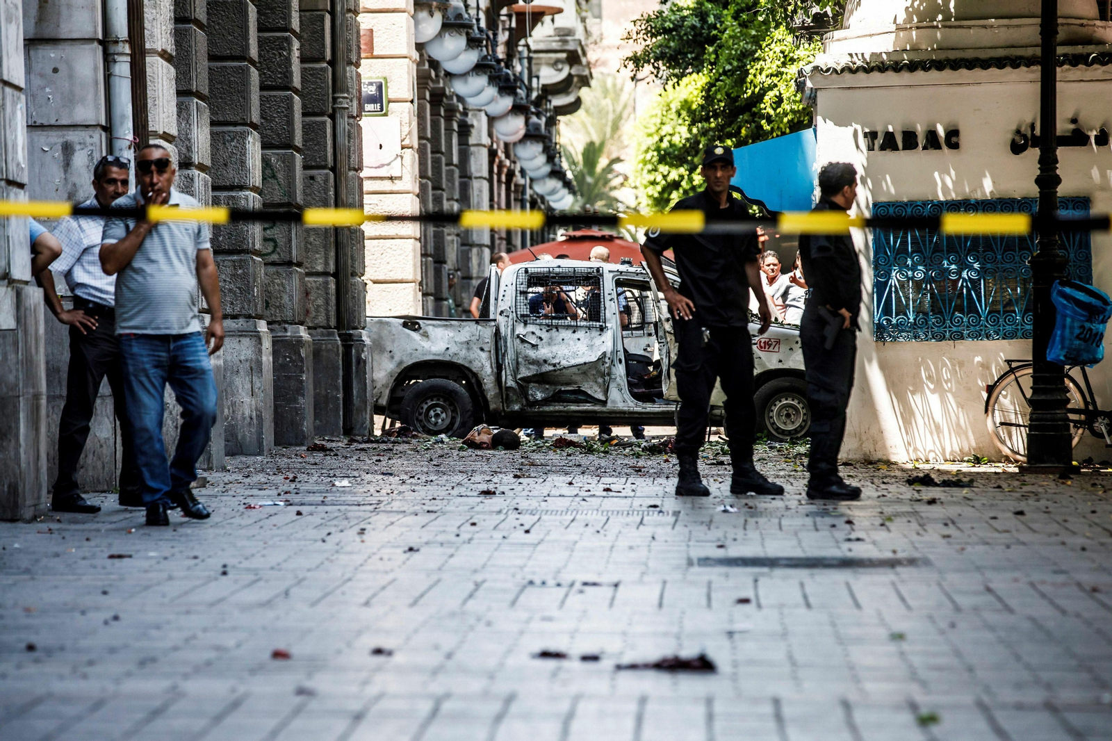 Agentes montan un cordón policial en un de los escenarios de los atentados en Túnez.