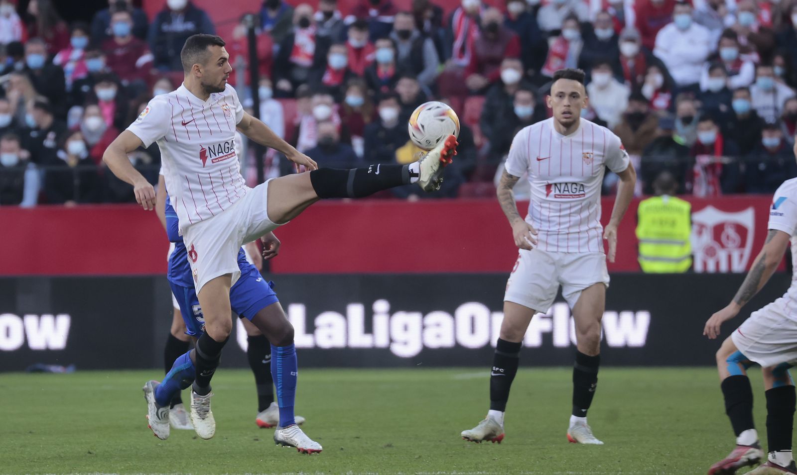 Joan Jordán eleva su pierna izquierda para hacerse con un balón ante Ocampos.
