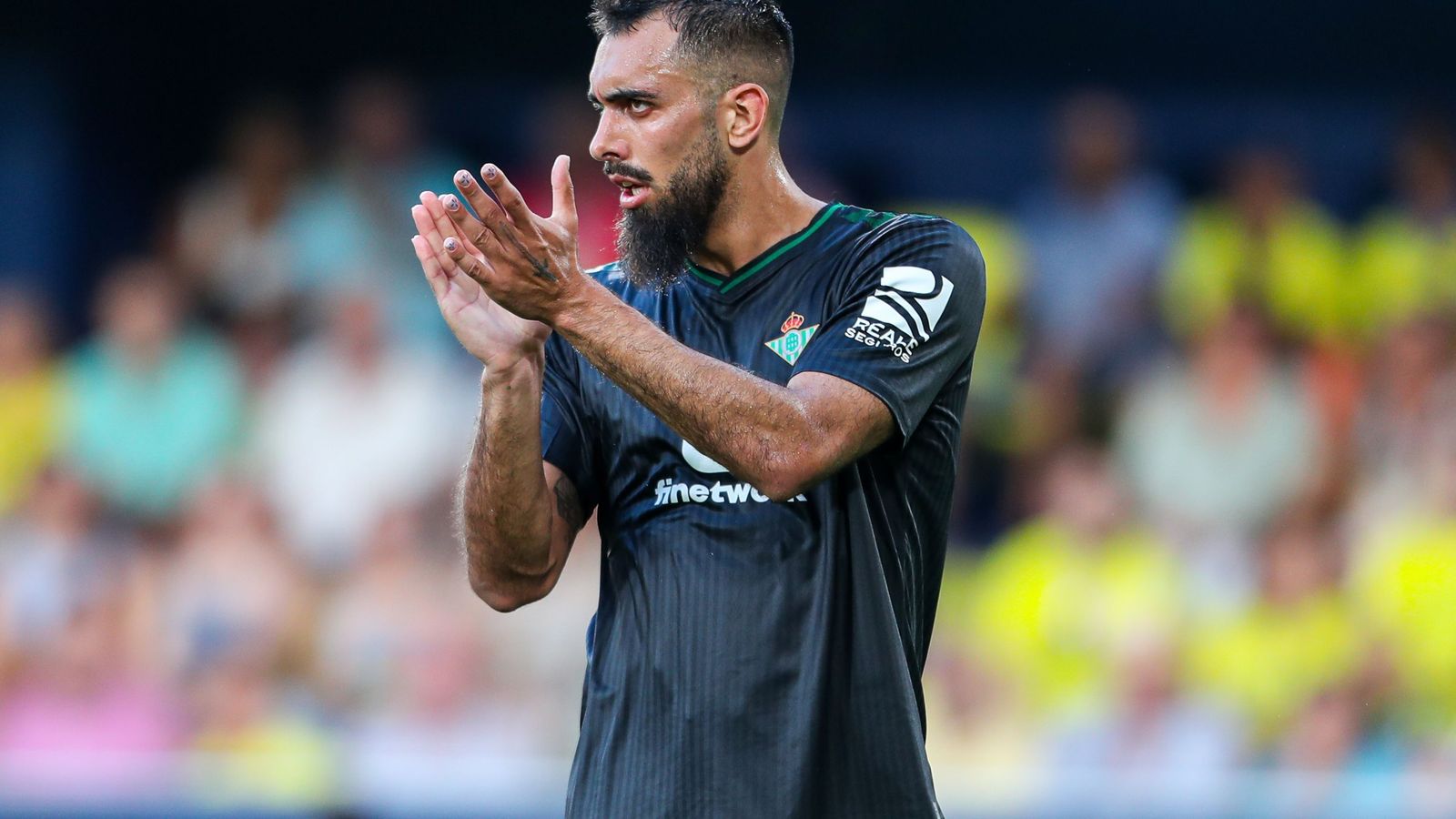 Borja Iglesias aplaude a sus compañeros durante el partido.