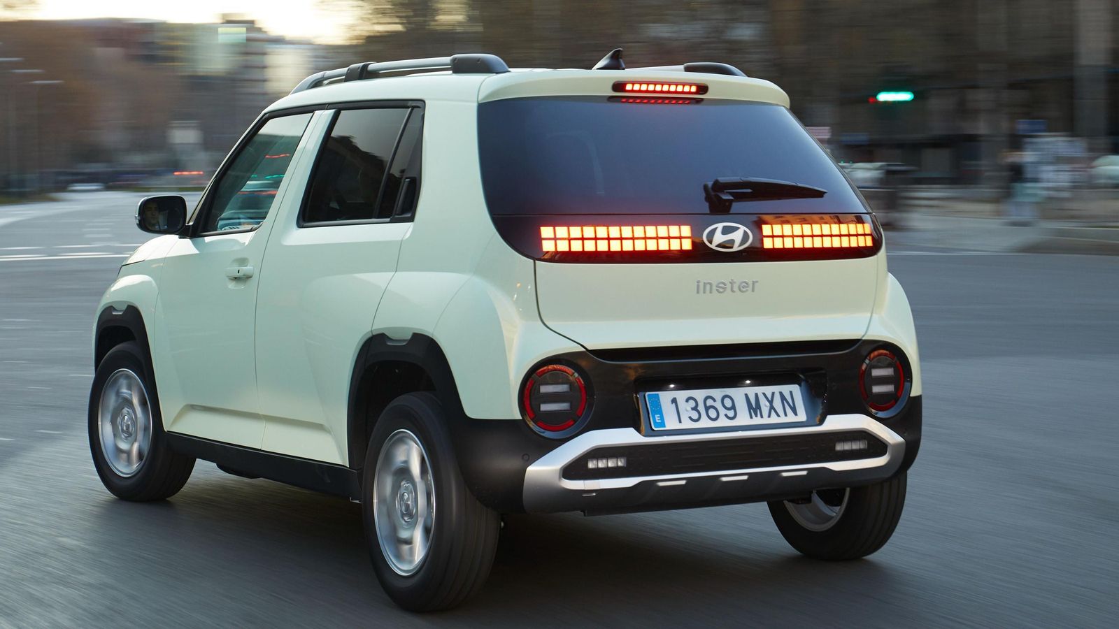 Como en los faros principales, en los pilotos el Inster puede emplear iluminación por pixeles.