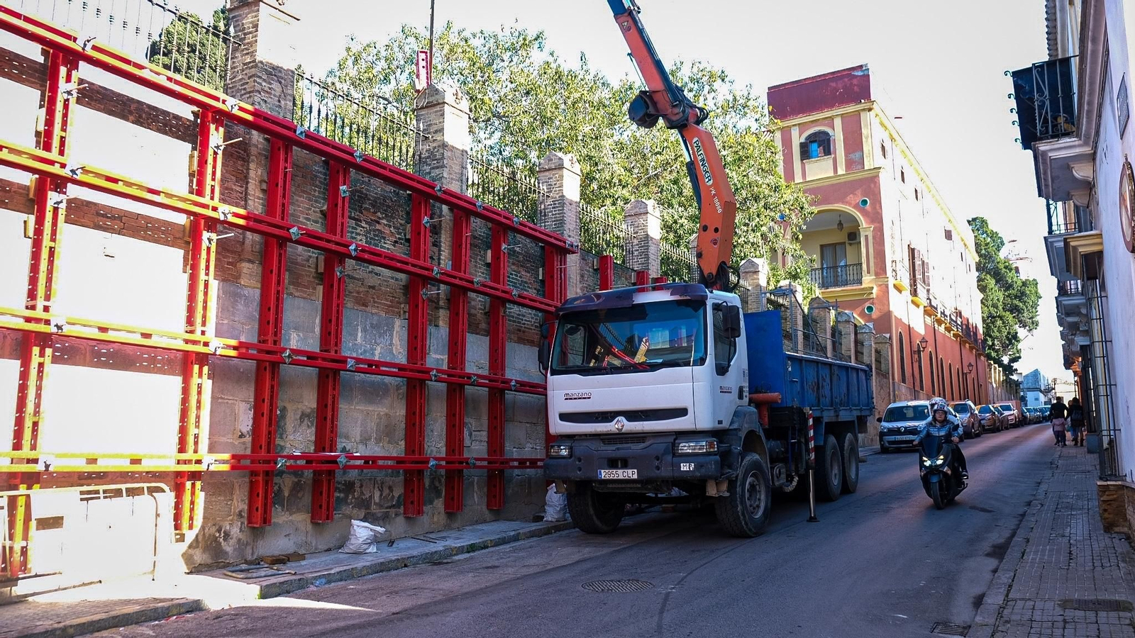 Una instantánea de las obras de rehabilitación de la fachada exterior del Palacio Municipal de Sanlúcar.