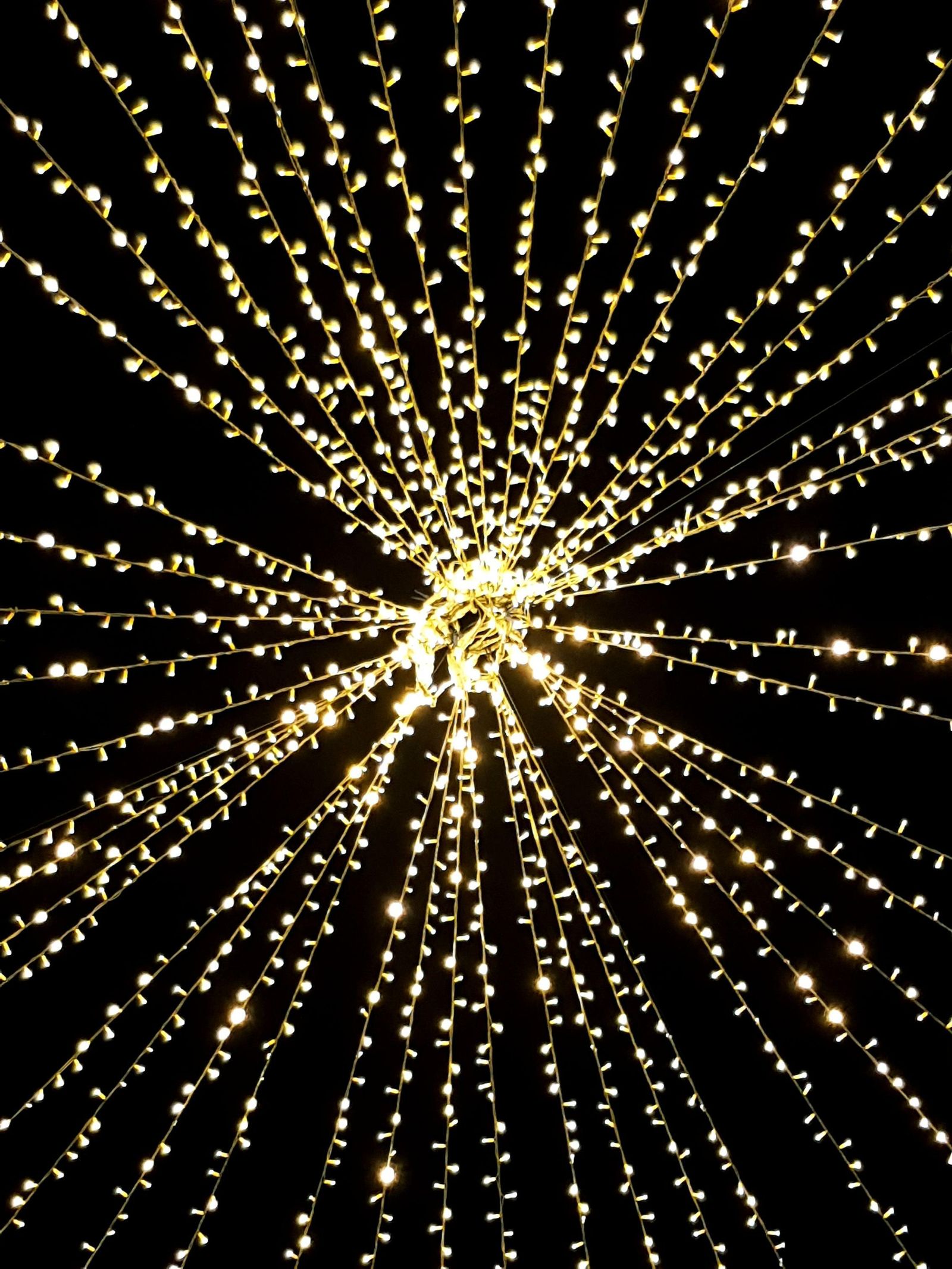 La iluminación de la Plaza del Altozano vista desde abajo.