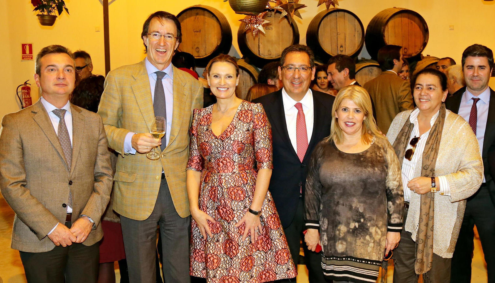 Eduardo González Mazo, Mauricio González-Gordon, Ainhoa Arteta, Antonio Pulido, Mamen Sánchez, María del Monte y Carlos Serra, ayer en González Byass en la zambomba de la Fundación Cajasol.
