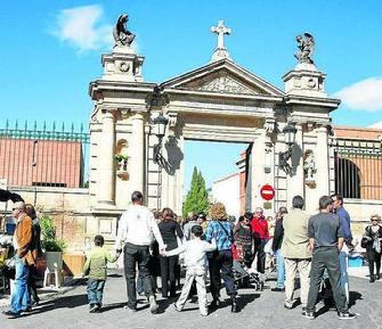 Puerta principal del cementerio de San José de la capital.