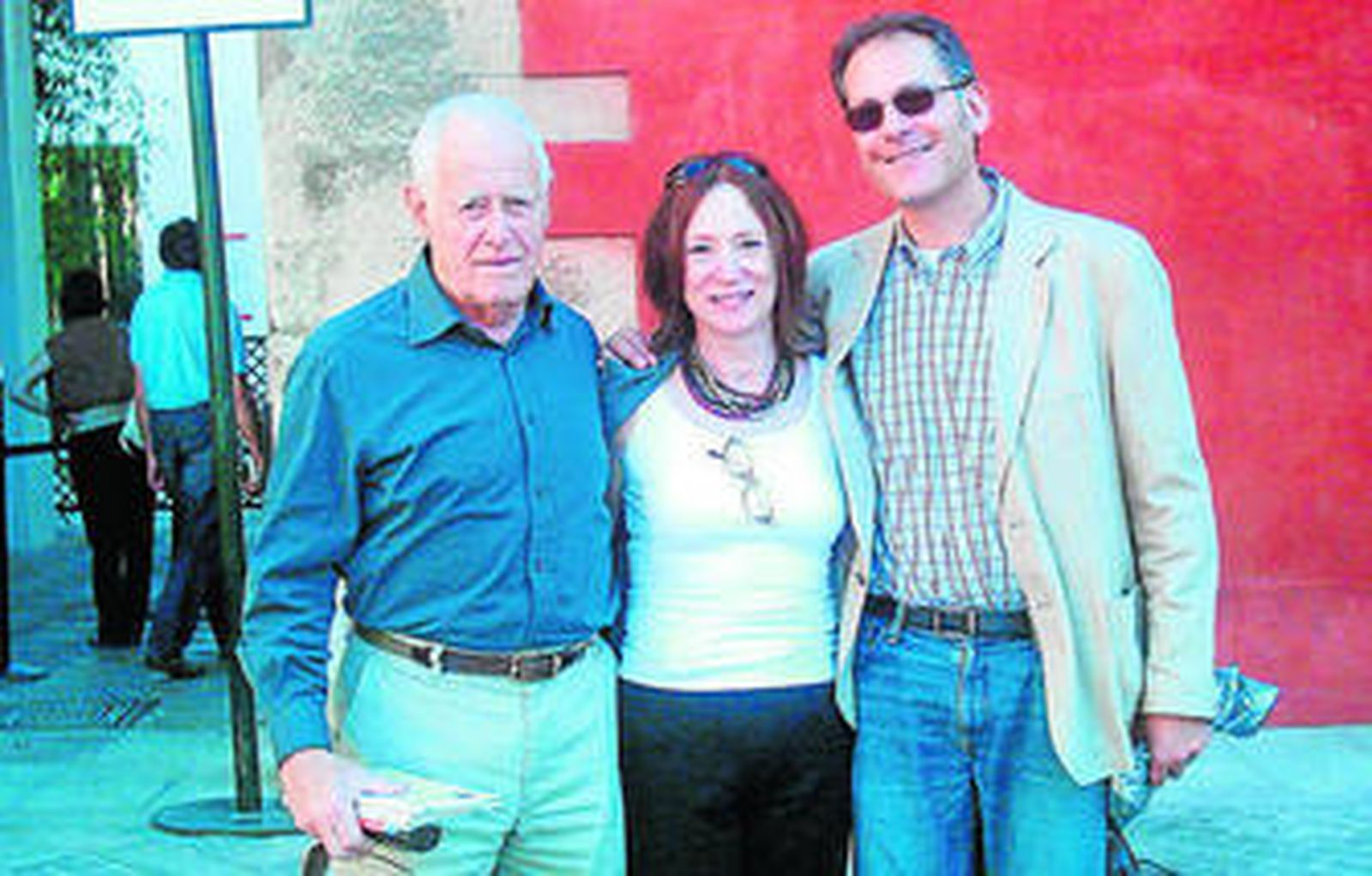 James Salter, con su esposa y Eduardo Jordá, en octubre de 2007 durante la visita del escritor a Sevilla.