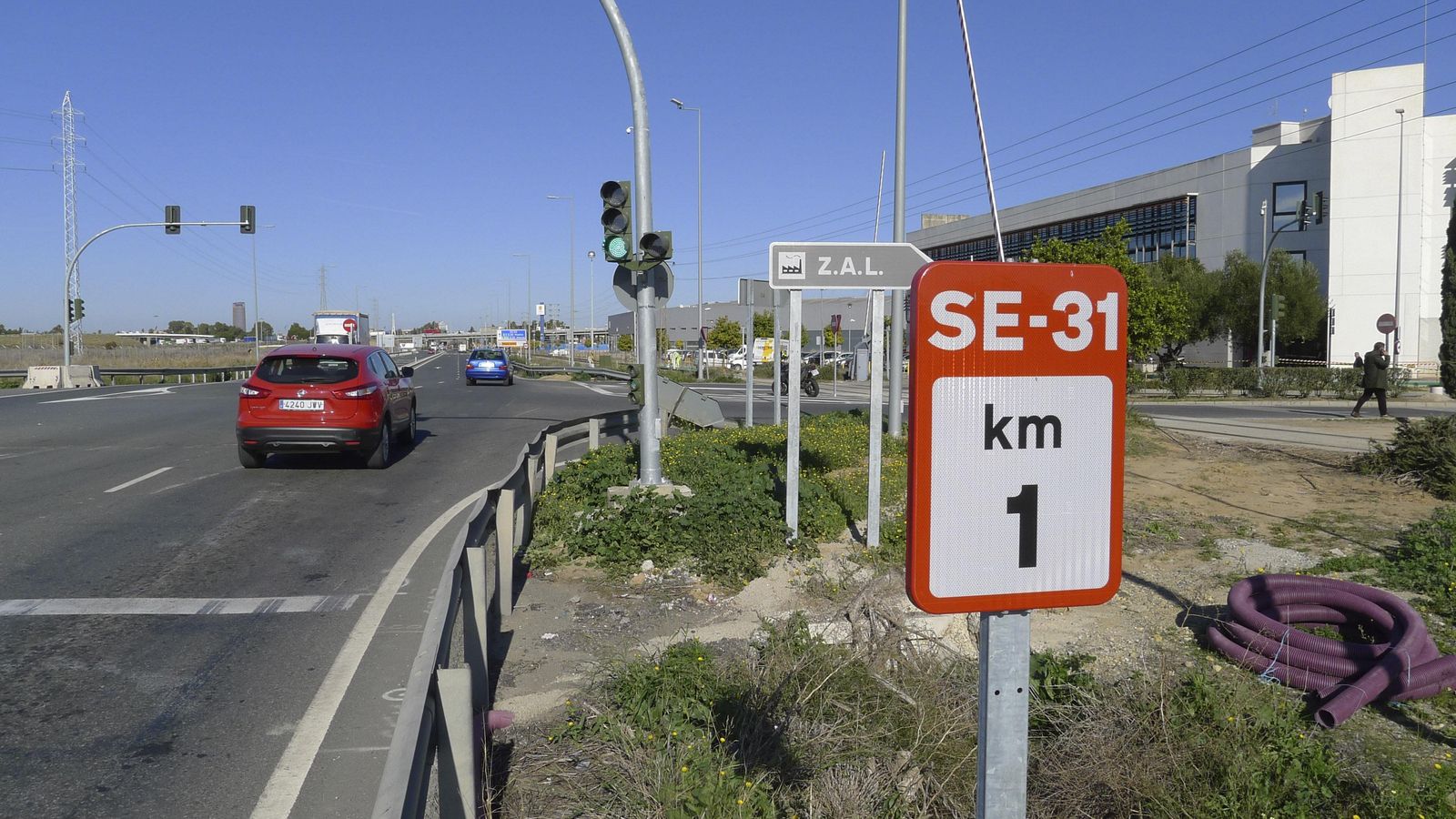 Señalización de la nueva SE-31 en la carretera de la esclusa junto a la Zona de Actividades Logísticas del Puerto.
