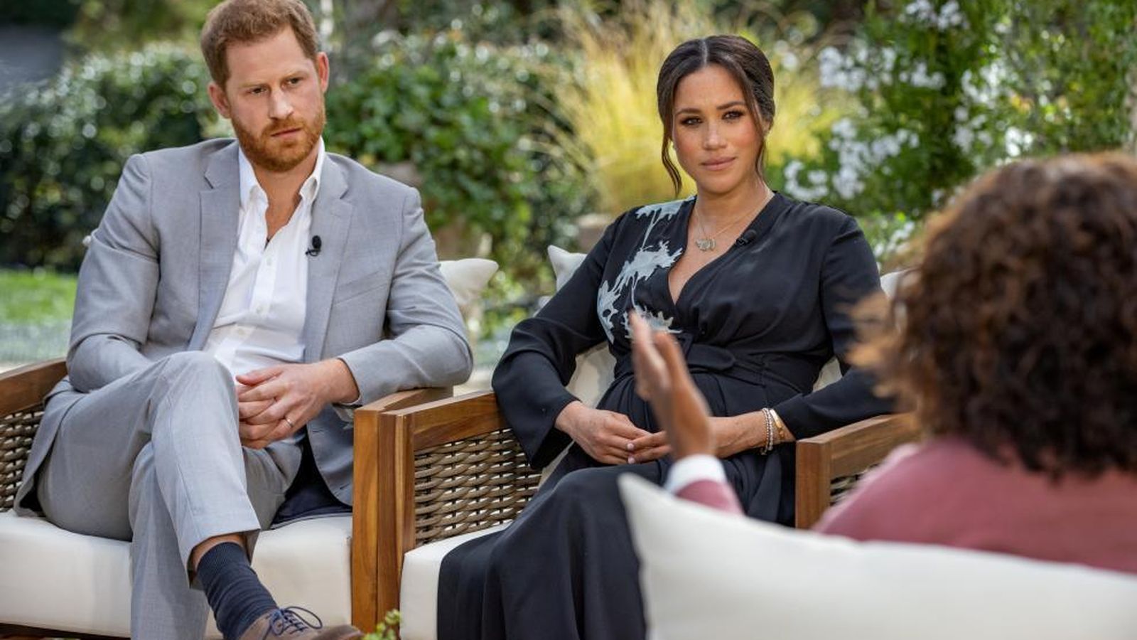 Meghan Markle, con el príncipe Enrique, en la entrevista con Oprah Winfrey en la que confesó que sufrió trastornos mentales por el acoso de los medios.