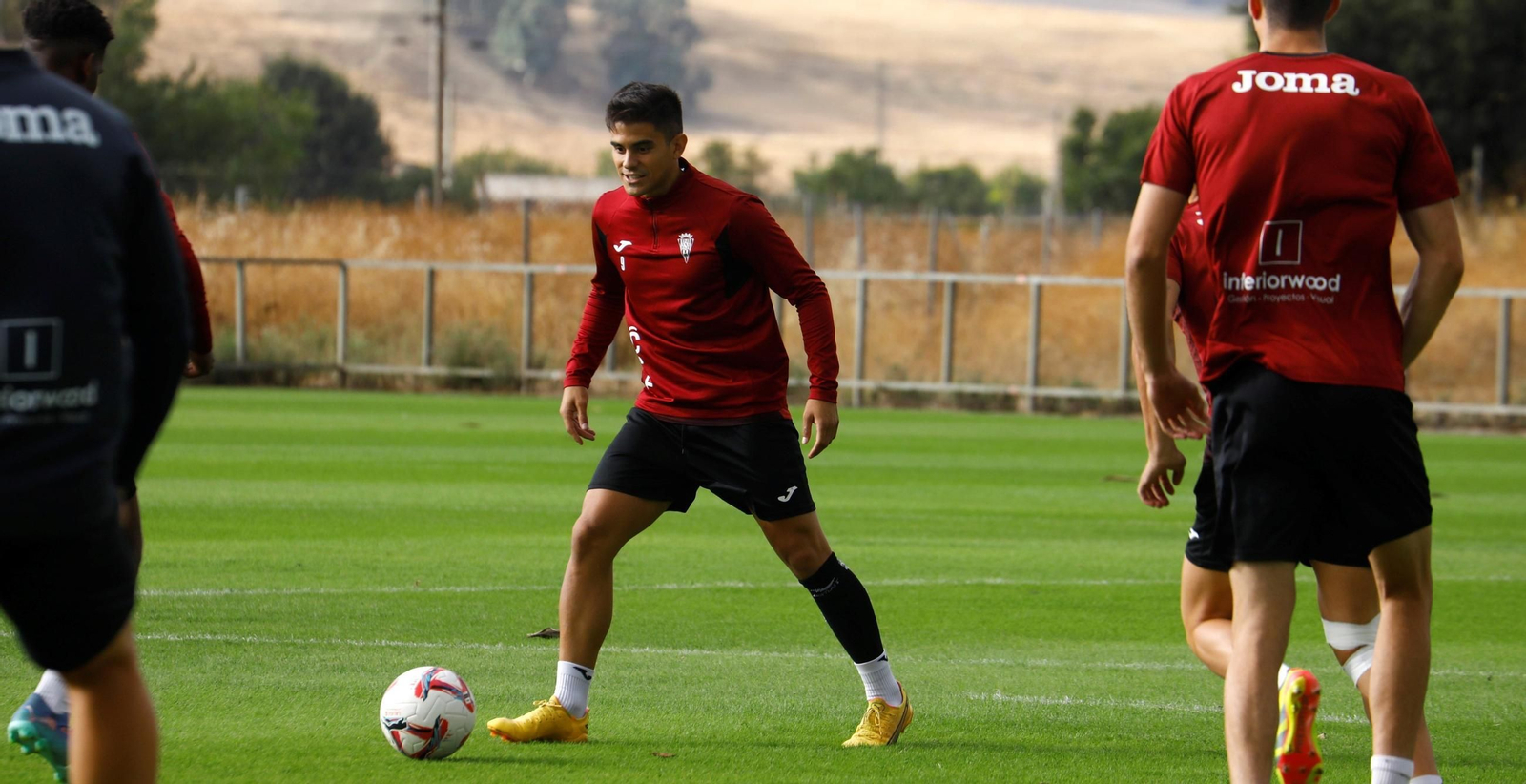 Kuki Zalazar pasa el balón en un entrenamiento del Córdoba CF.