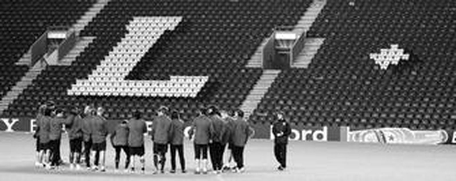 La plantilla del Atlético de Madrid atiende a las explicaciones de Javier Aguirre anoche en Anfield.