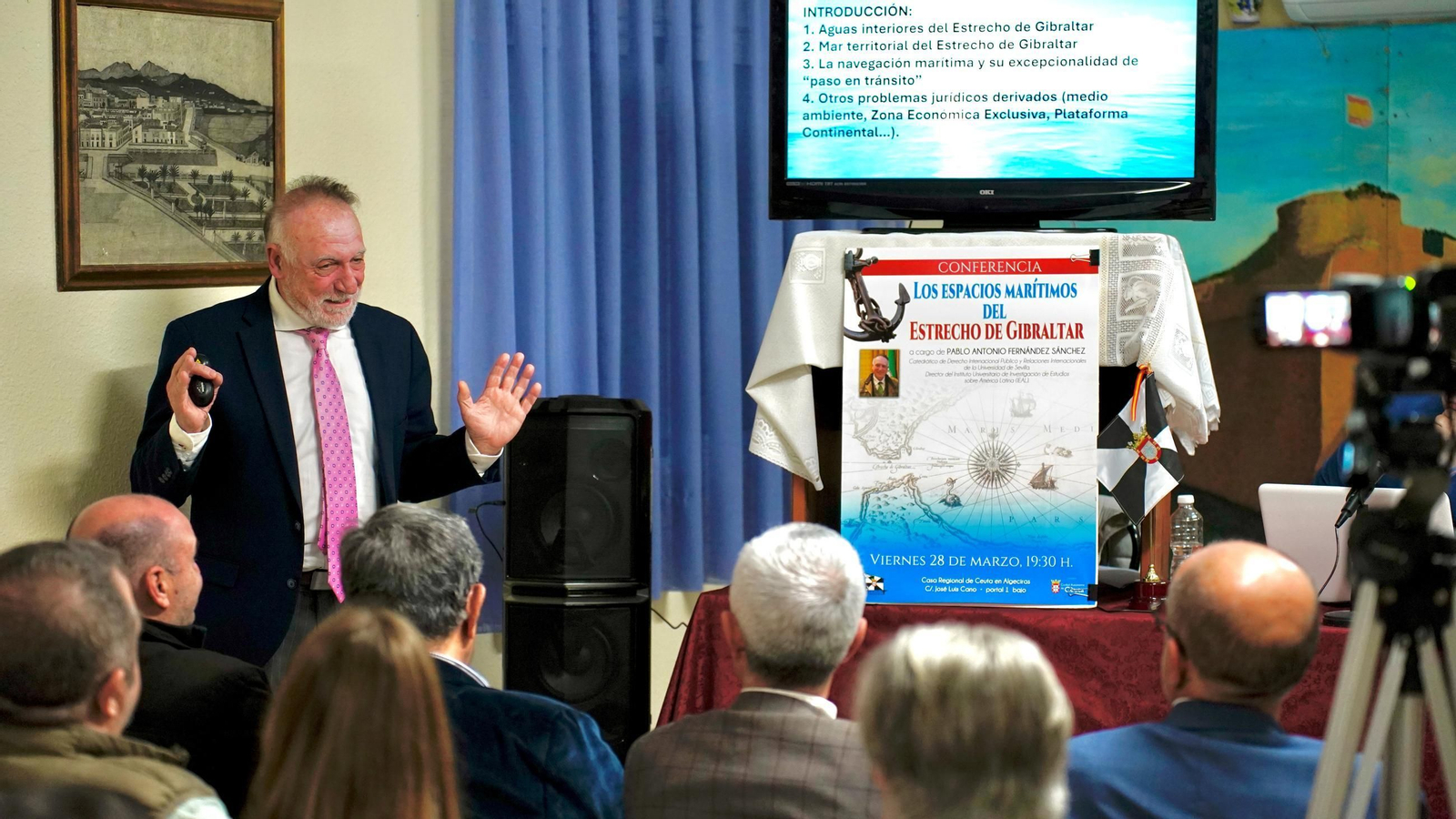 Fotos de la conferencia en Algeciras de Pablo Antonio Fernández sobre los Espacios Marítimos del Estrecho