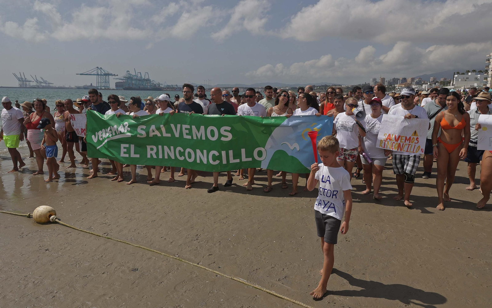 Fotos de la manifestación de la plataforma Salvemos El Rinconcillo y el grupo ecologista Verdemar en Algeciras