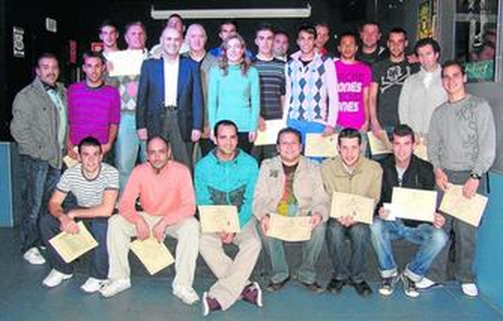 Imagen del grupo de nuevos monitores de fútbol base/sala, después de la entrega de títulos.