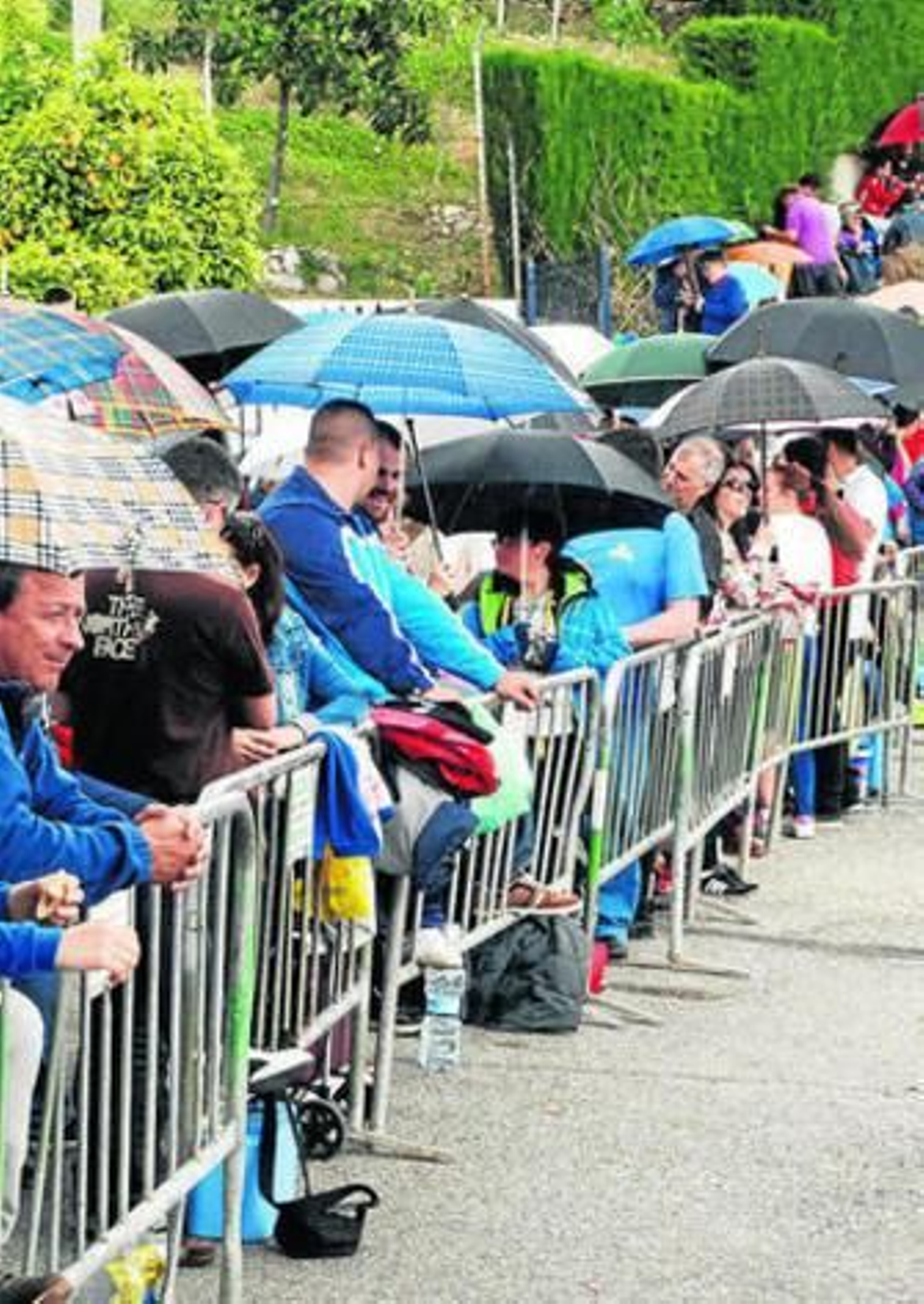 Aficionados con paraguas en uno de los tramos de la Subida.