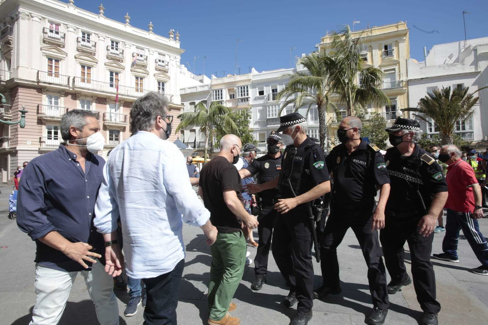 Policías locales apartan al jefe de Gabinete, José Vicente Barcia, y los concejales Carlos Paradas y Demetrio Quirós de los manifestantes.