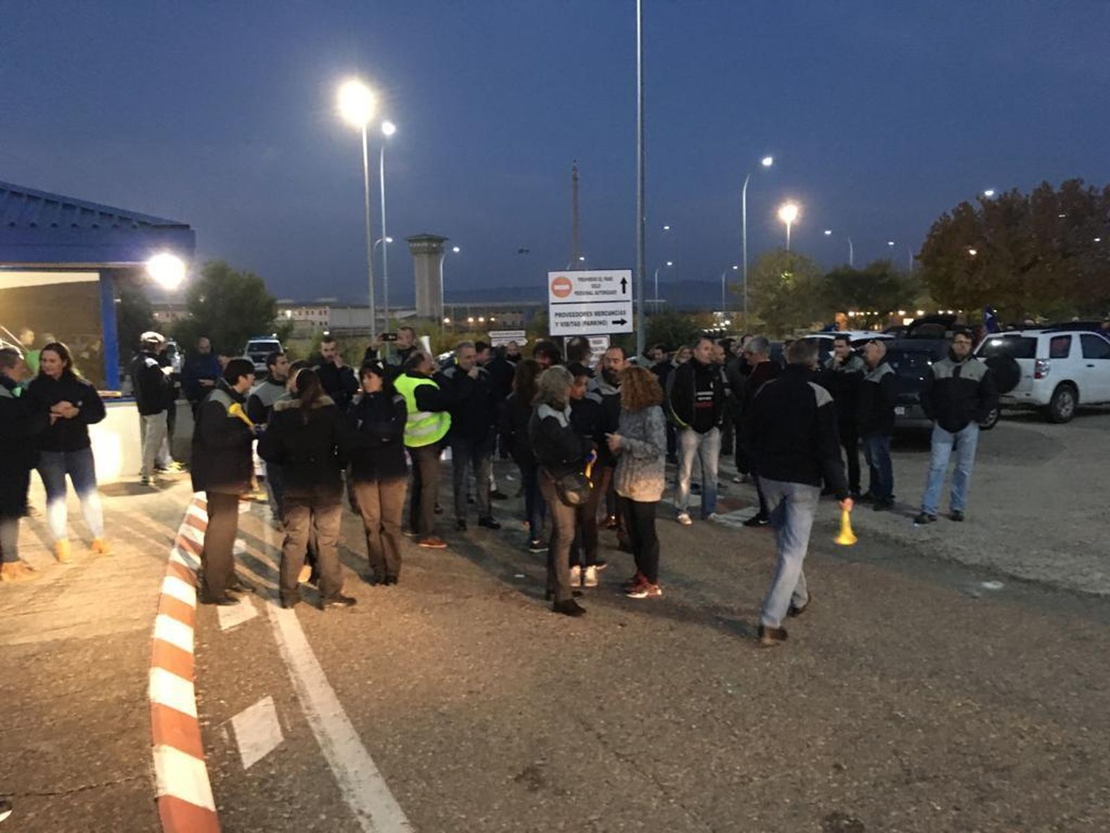 Los funcionarios protestan ante las puertas de la cárcel de Alcolea.