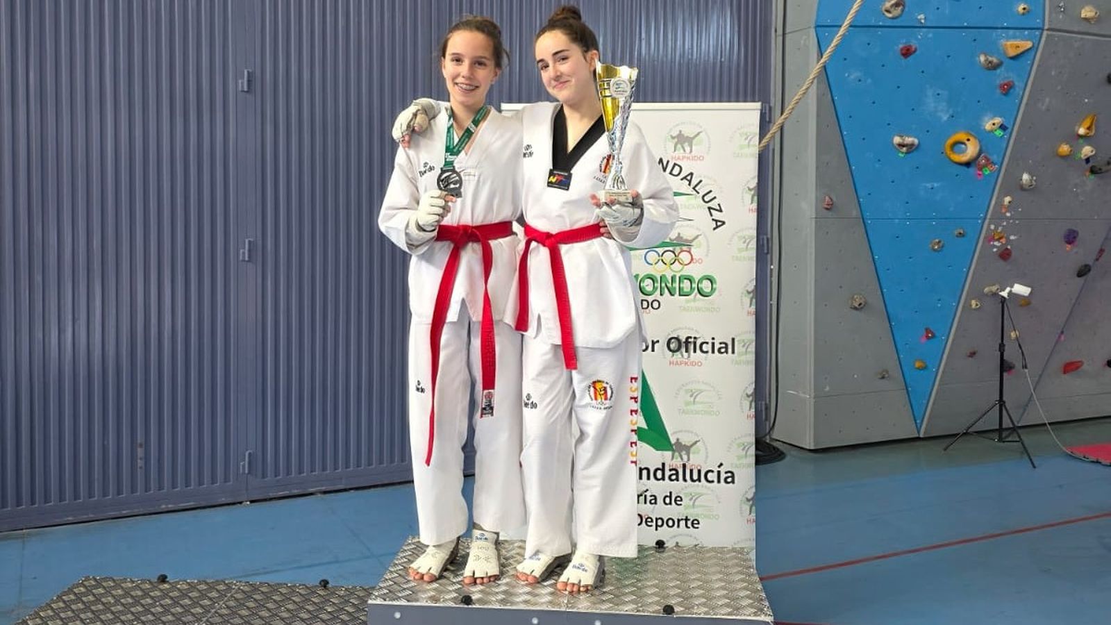 Marta Sánchez, a la izquierda, junto a la campeona del torneo.