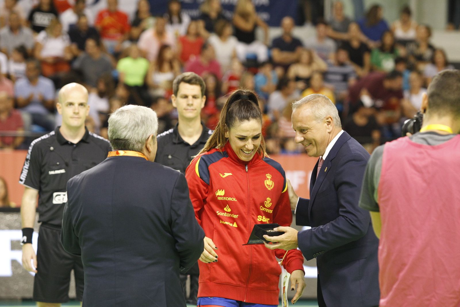 Carmen Martín recibe la medalla de oro de la Federación de Balonmano de manos de Francisco Blázquez