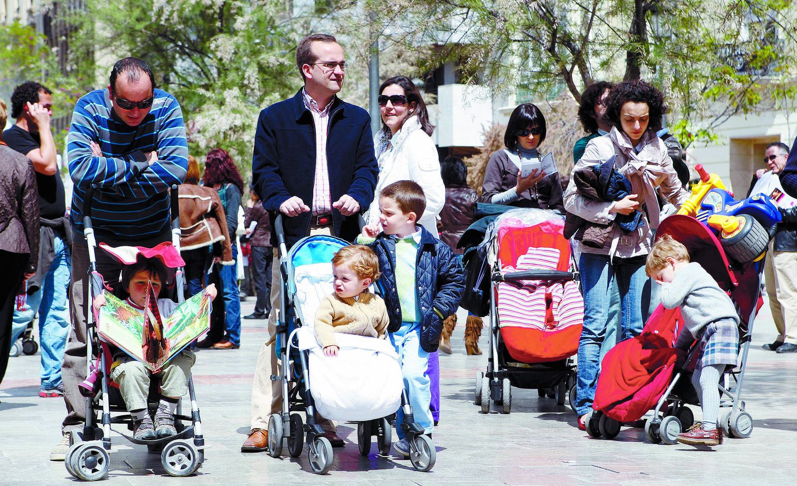 Familias con niños en cochecitos.