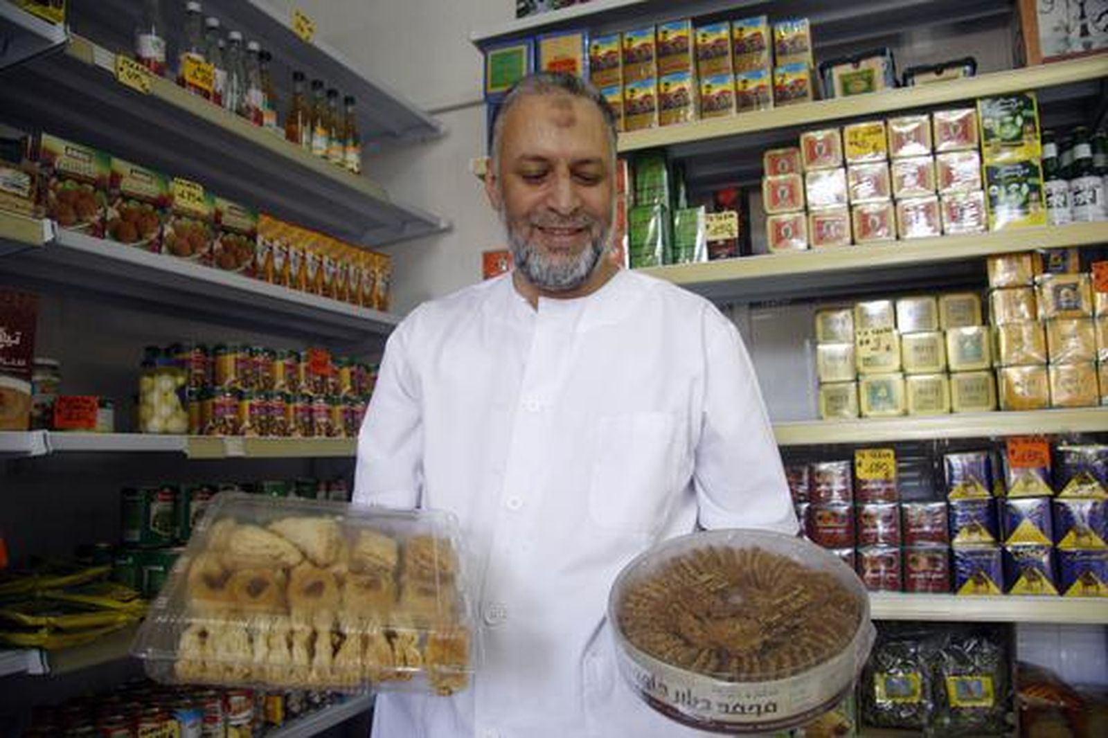 Alimentos de la tienda y carnicería Halal Hamid en Sevilla.

Foto: Belén Vargas