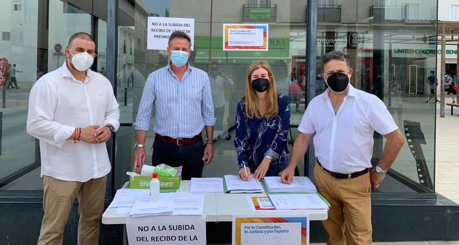 Mesa instalada en la mañana de este sábado en la Plaza de las Bodegas para recoger firmas contra los indultos.