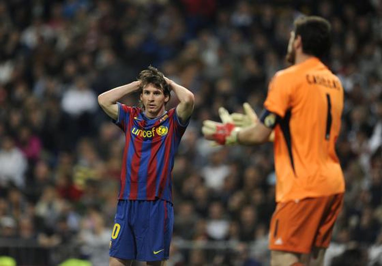El Barcelona da un golpe casi definitivo a la Liga en el Santiago Bernabéu. / AFP
