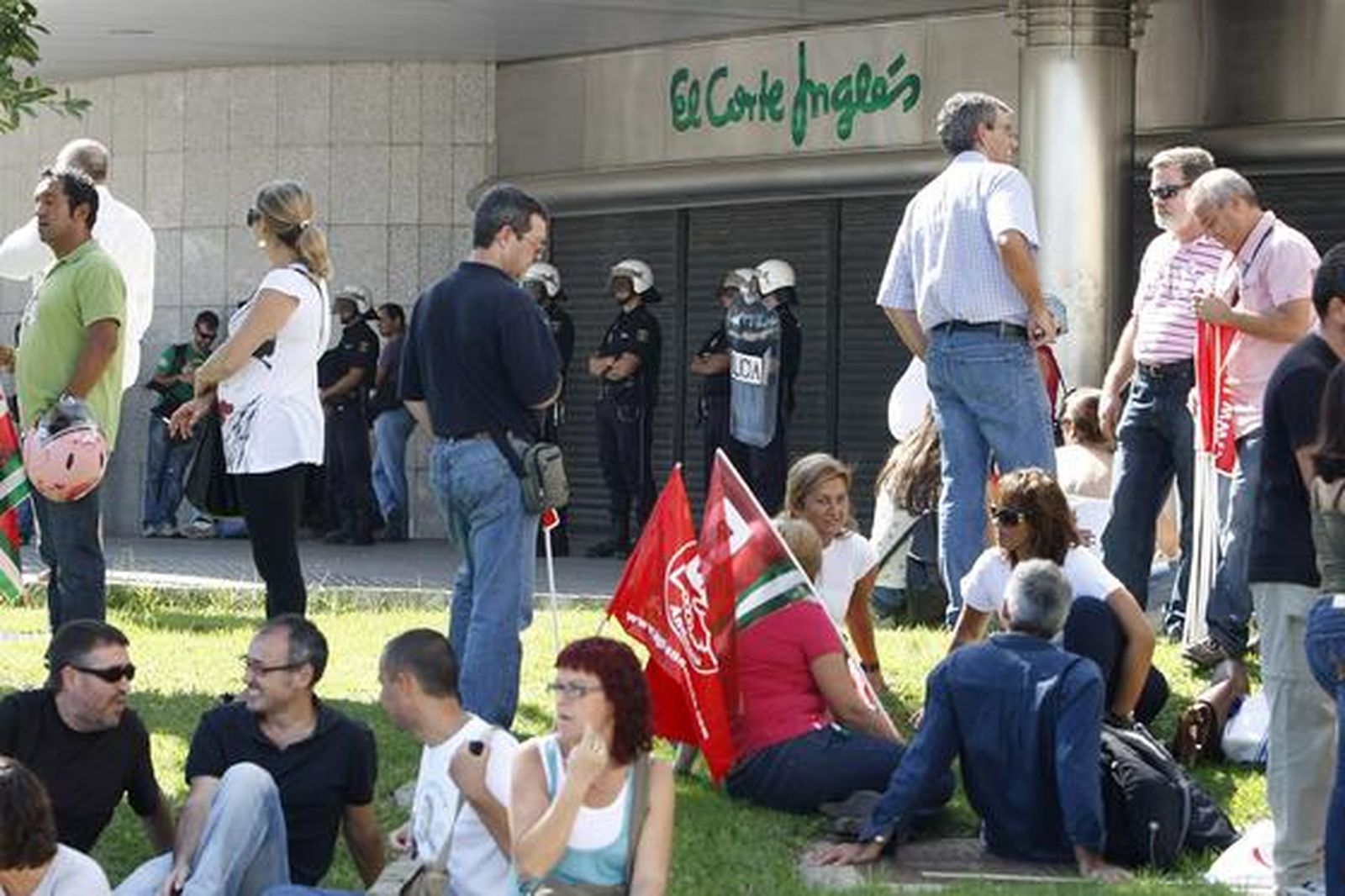 Los piquetes tomaron el centro de la capital desde primera hora de la mañana para impedir la apertura de comercios y empresas. /José Braza