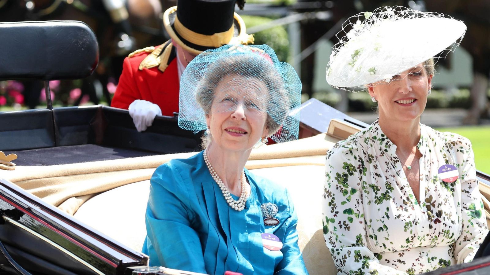 Las princesas Ana y Sofía han lucido sus mejores galas en Royal Ascot. Las princesas Ana y Sofía han lucido sus mejores galas en Royal Ascot.