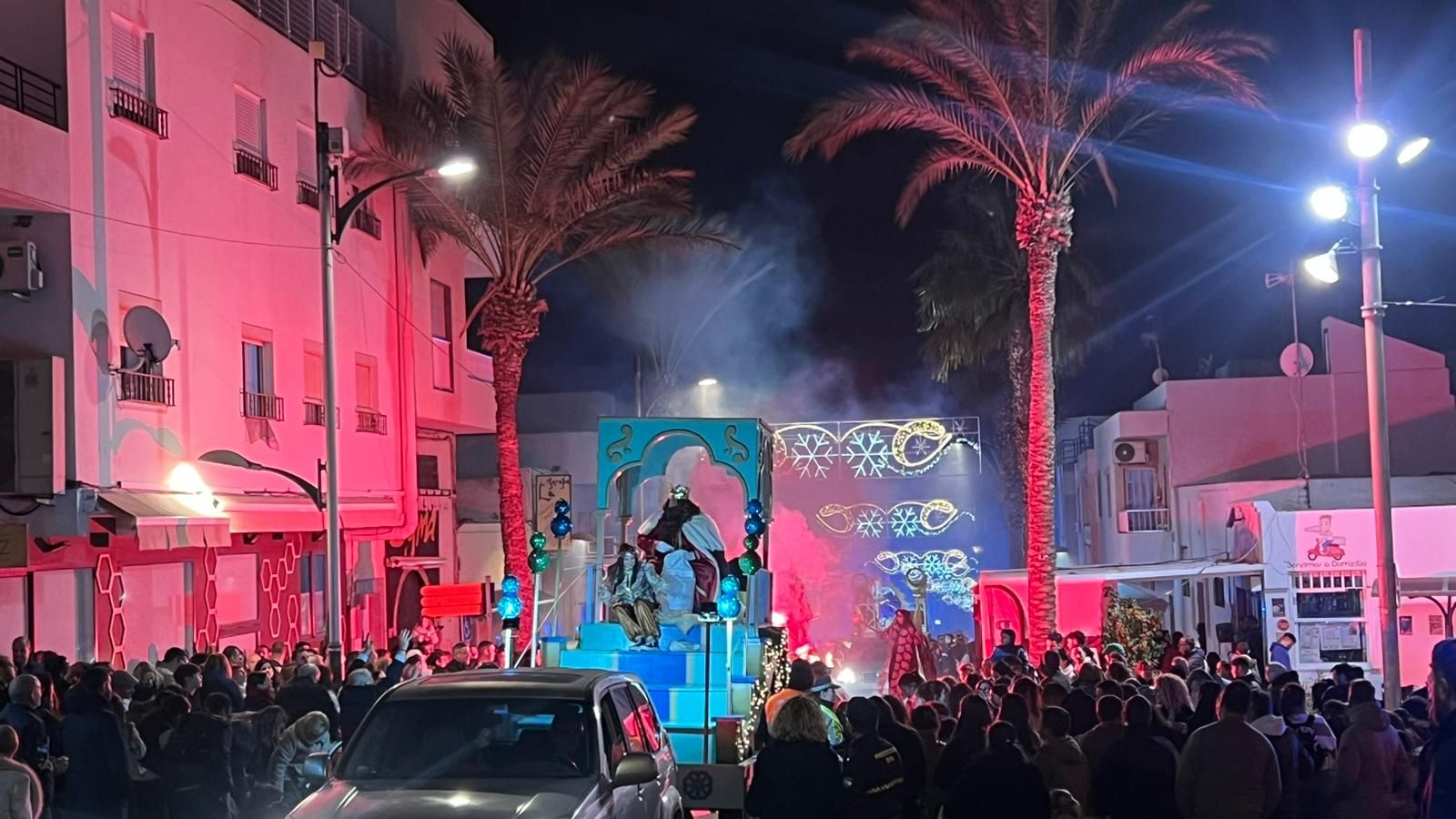 Níjar vibra con su cabalgata por partida triple: San Isidro, Campohermoso y la Villa reciben a Sus Majestadas