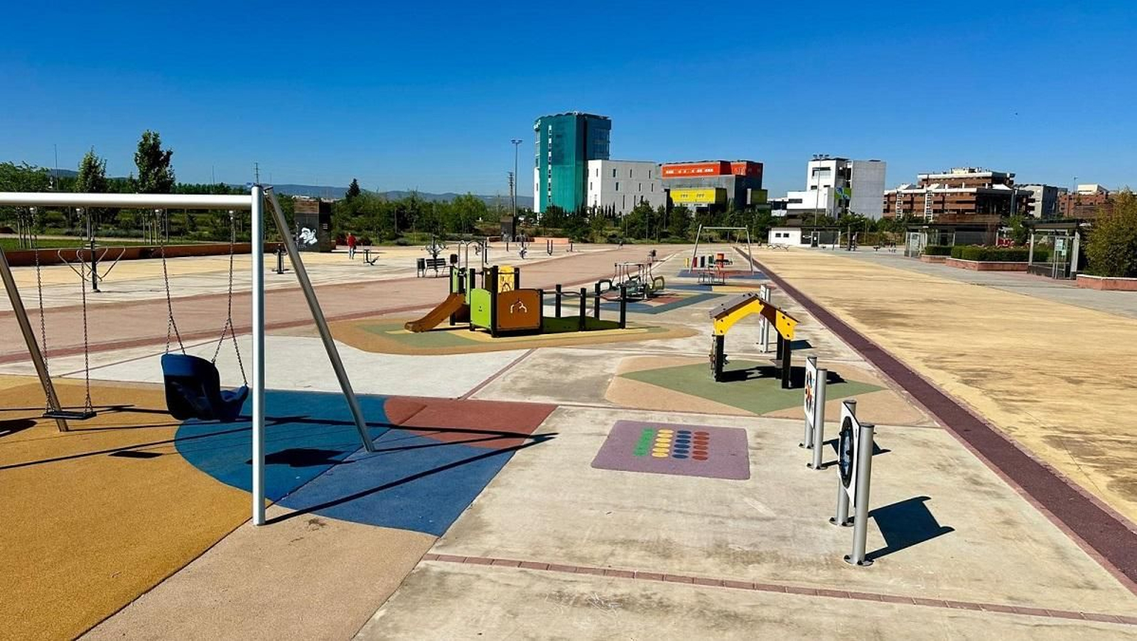 Parque infantil de Granada sin zona de sombra Parque infantil de Granada sin zona de sombra