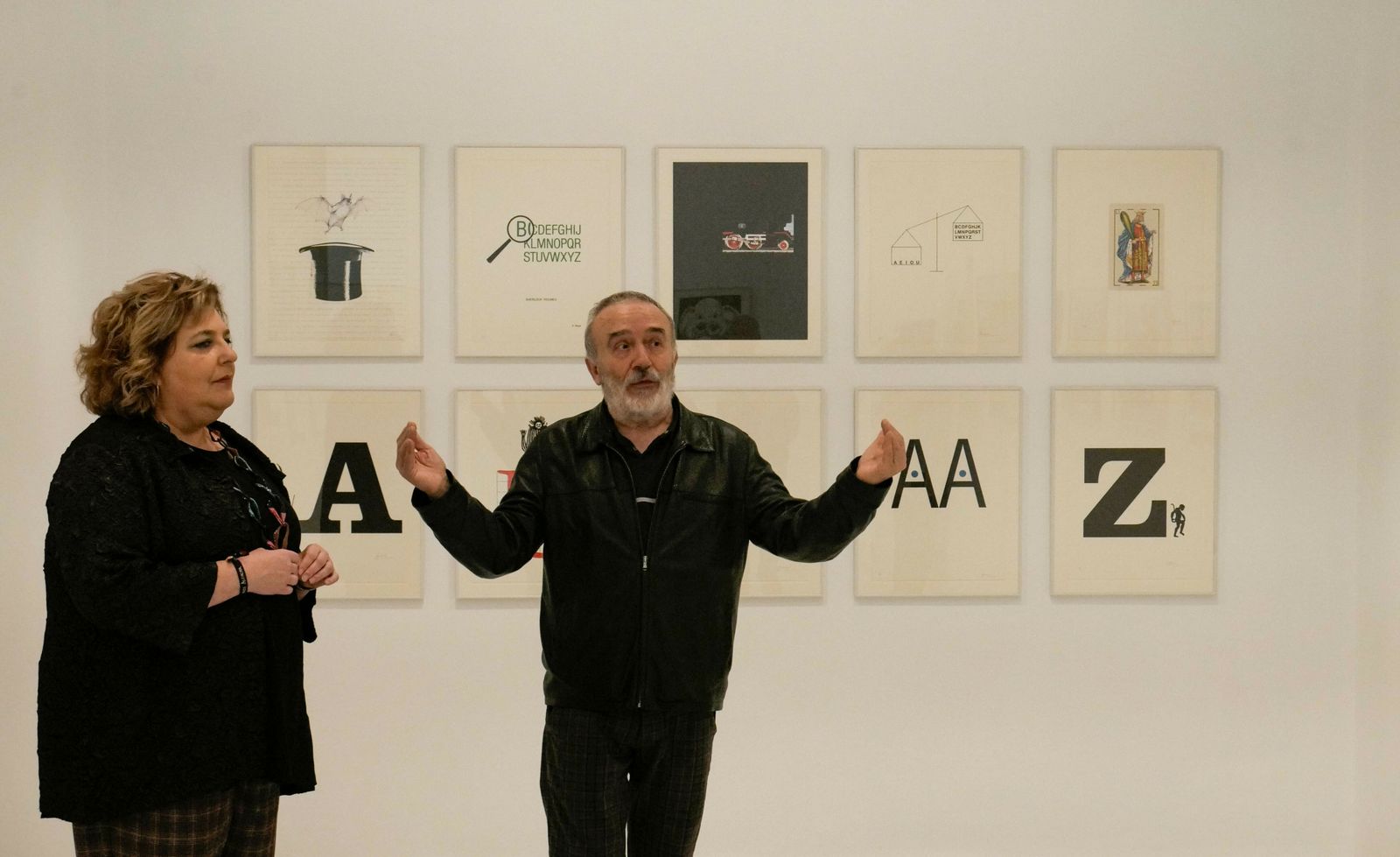 La diputada de Cultura, Fátima Gómez, atiende a la explicación del comisario de la muestra, Pablo Sycet.