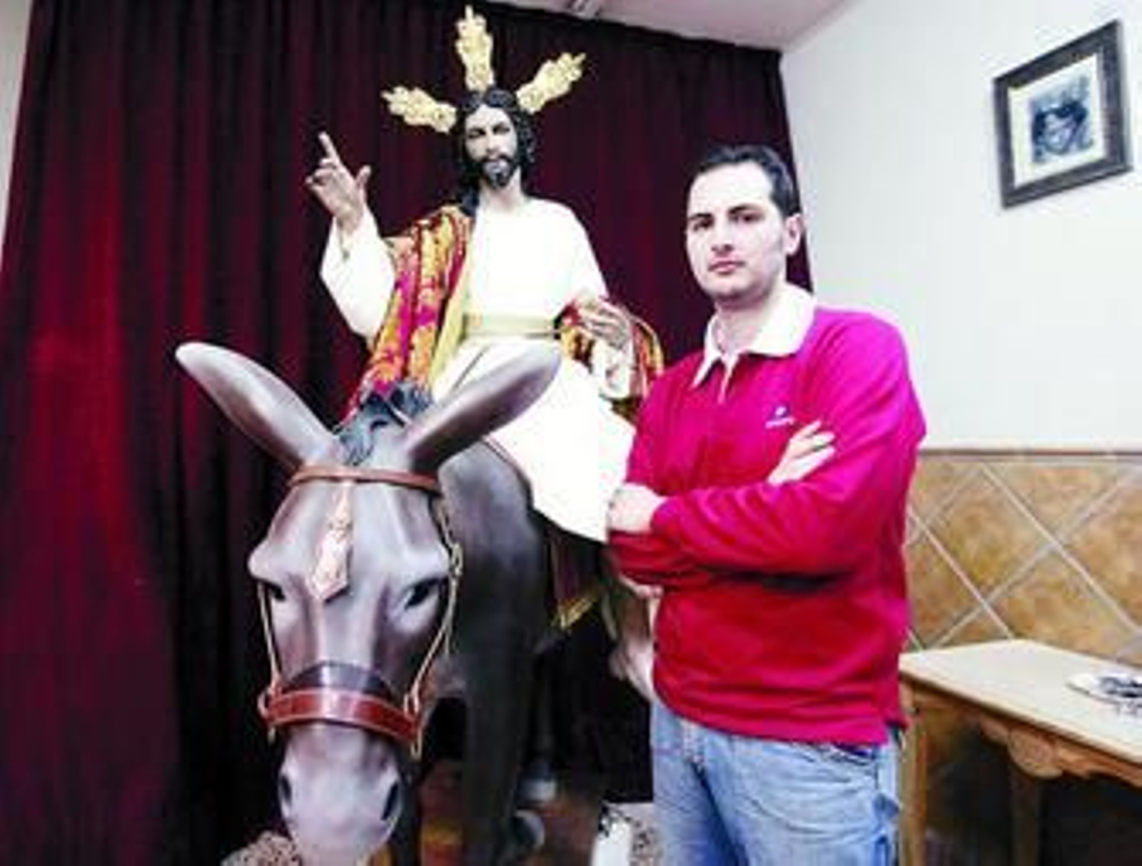 José Antonio Cabello, junto a su nueva obra.