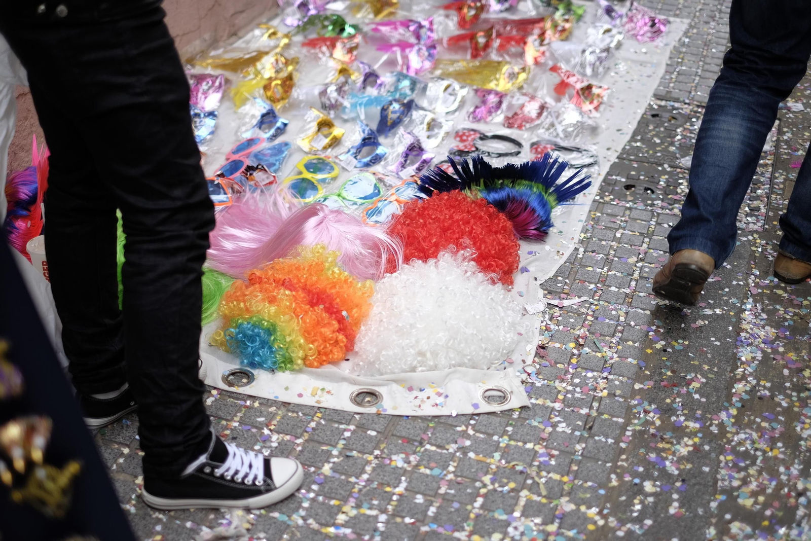 Un vendedor ambulante de pelucas y gafas, durante el primer domingo de Carnaval.