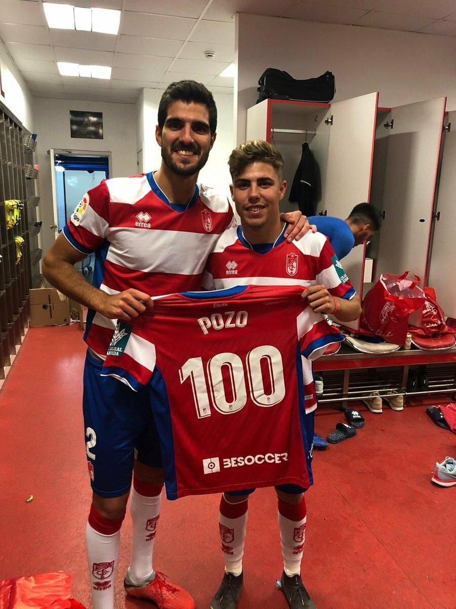 Pozo recibió una camiseta conmemorativa por llevar jugados ya 100 partidos en Segunda.