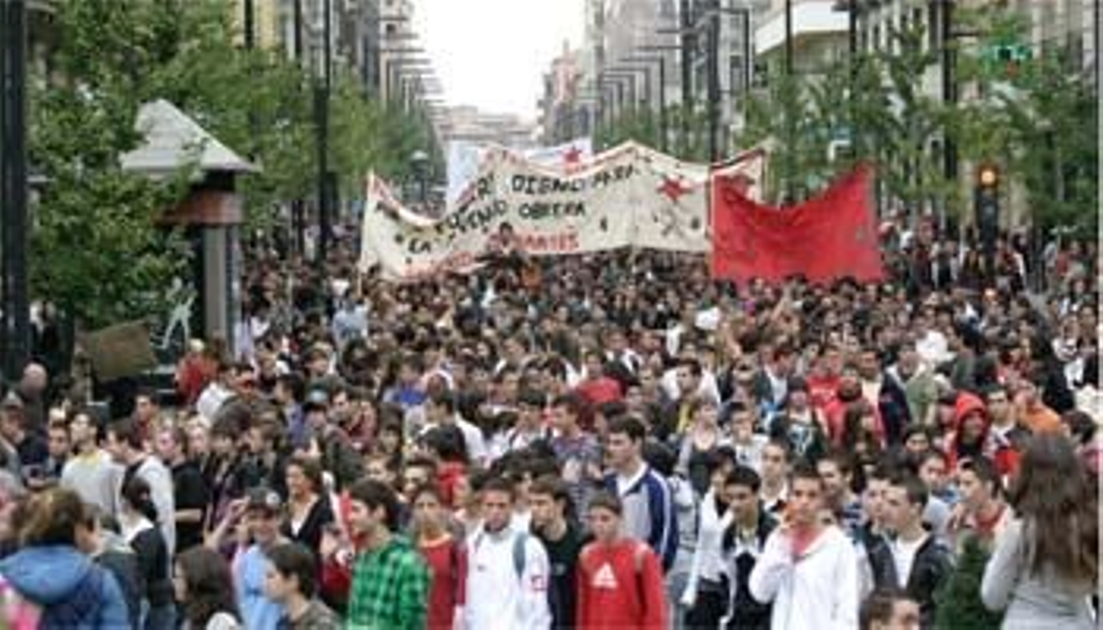 Más de mil estudiantes se manifiestan contra el plan Bolonia