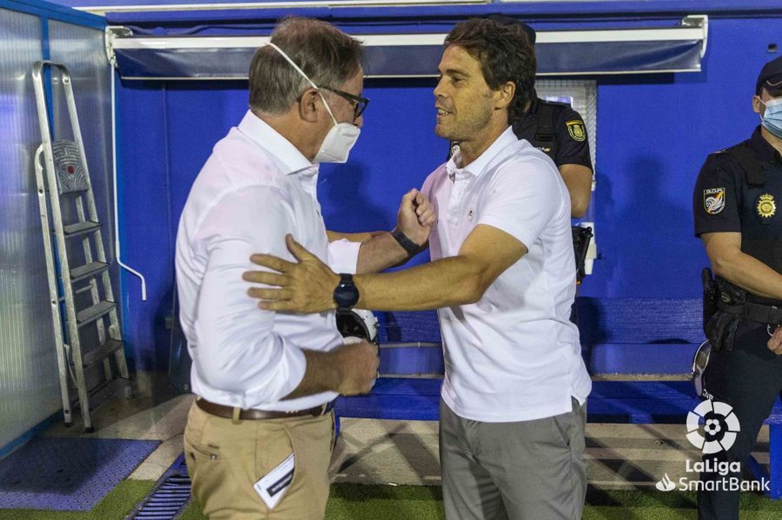 Rubi saluda a Anquela antes del arranque del encuentro