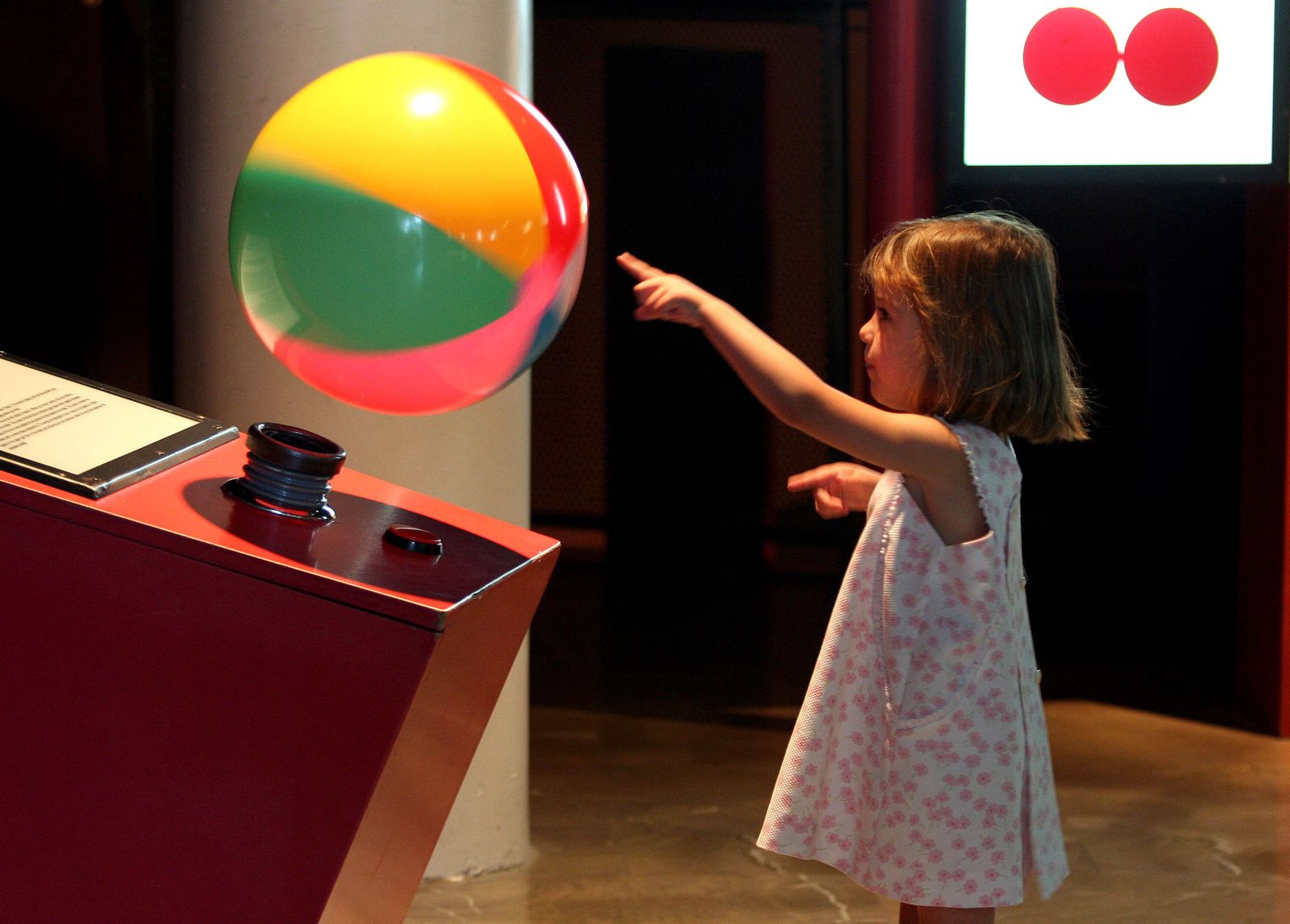 Imagen de archivo de una niña con actividades de ciencia.