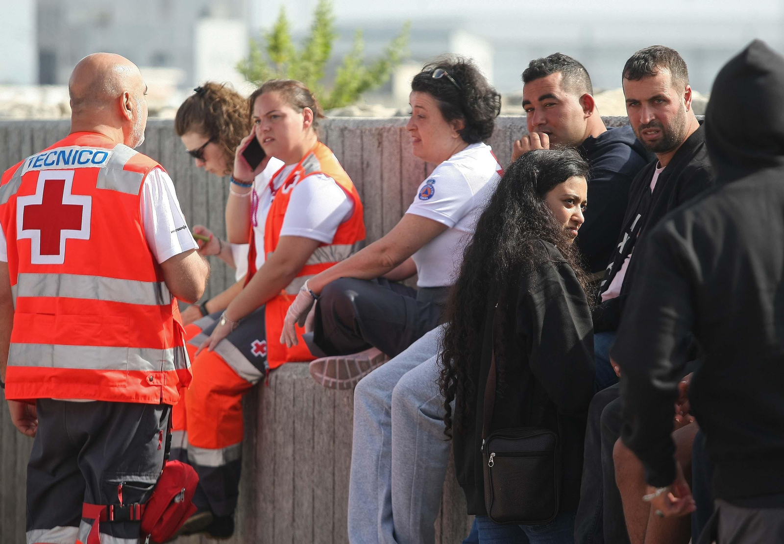 Varias personas rescatadas en aguas del Estrecho, ayer, en el Puerto de Algeciras.