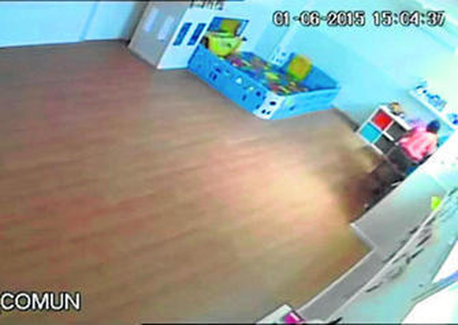 Captura del vídeo con la monitora junto al bebé.