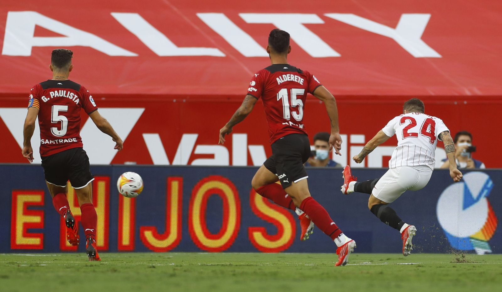 Papu Gómez dispara con su pie derecho para anotar el primero del Sevilla.