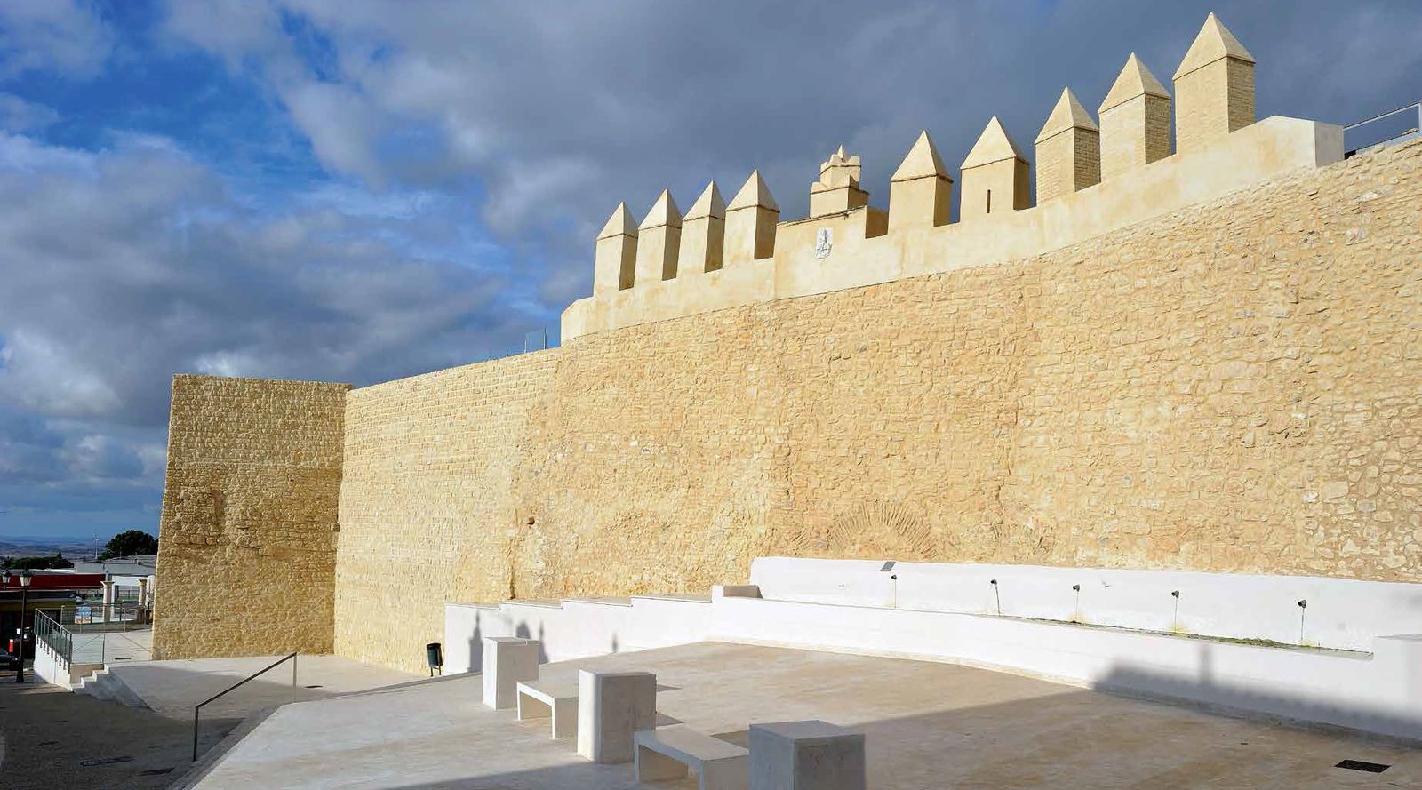 Las murallas de la Fuente Salada, uno de los atractivos monumentales.