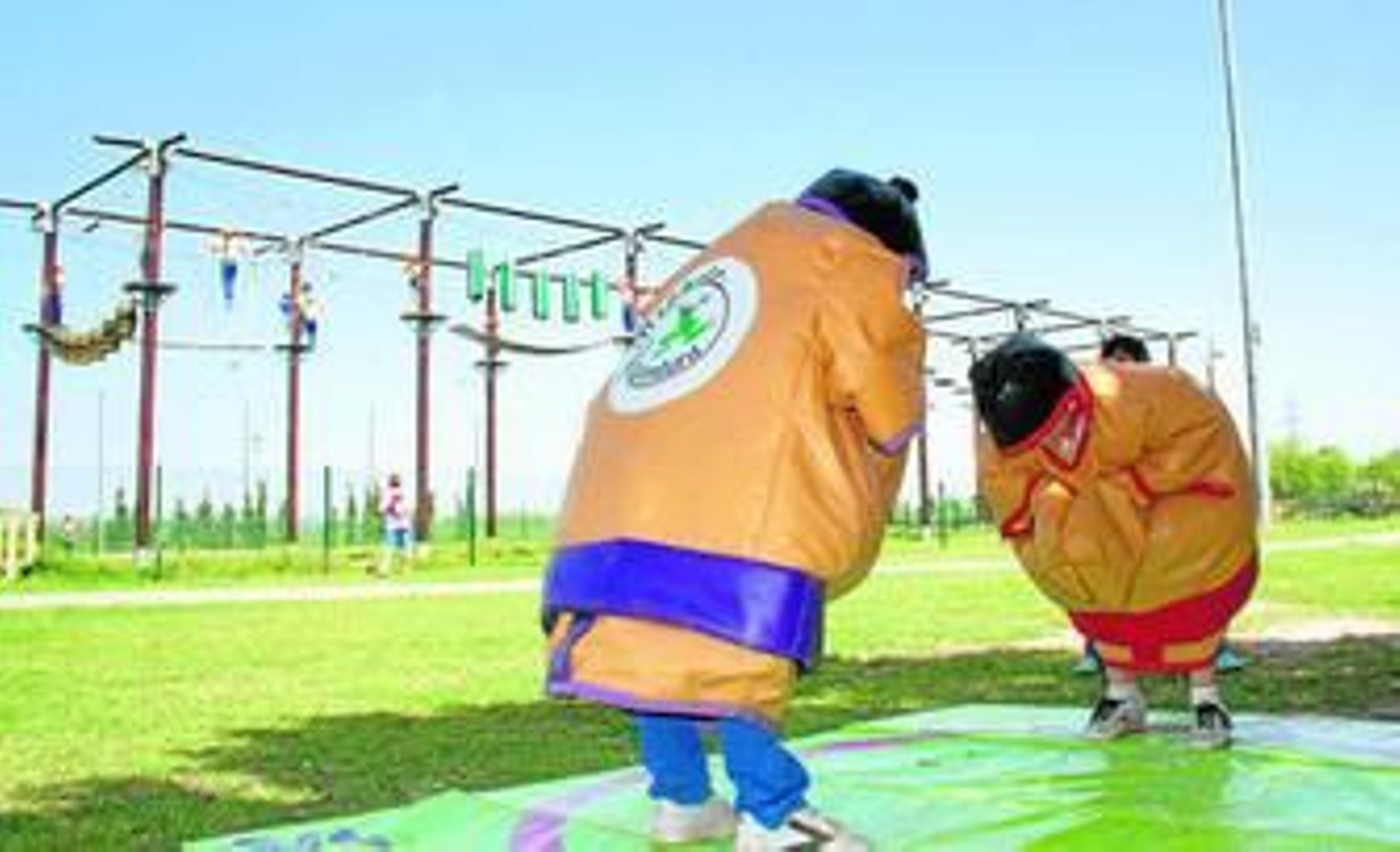 Dos menores, disfrazados como luchadores de sumo en una actividad.