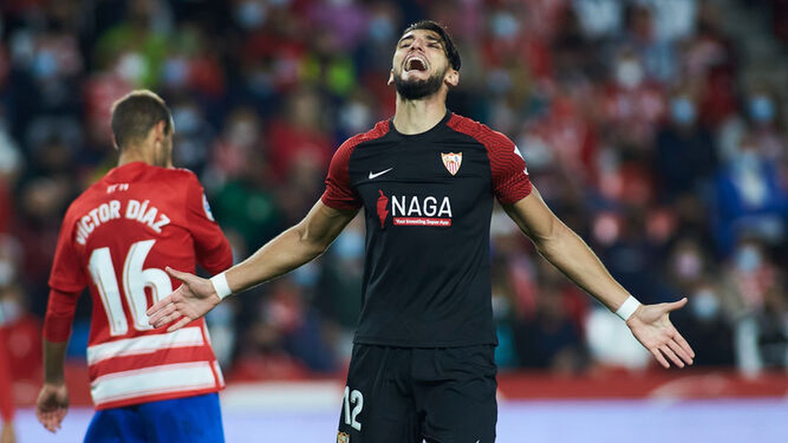 Rafa Mir se lamenta ante una de las ocasiones fallidas del Sevilla. / AFP7