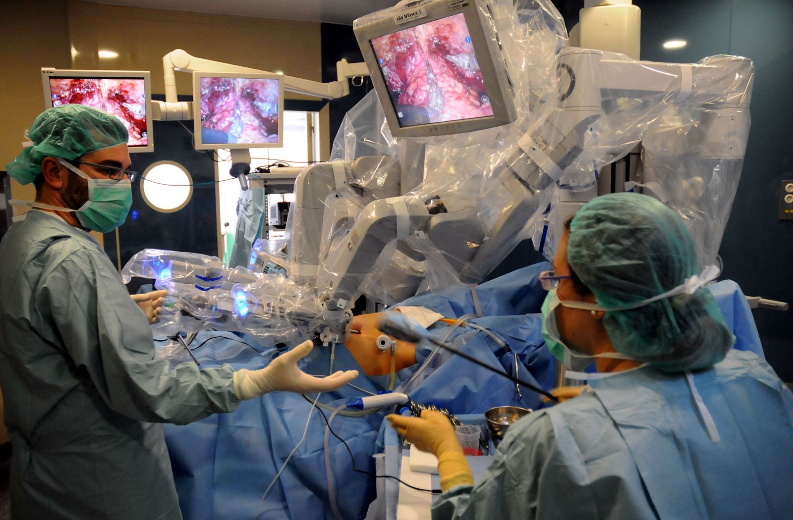Salas de operaciones inteligentes con la incorporación de la cirugía robótica