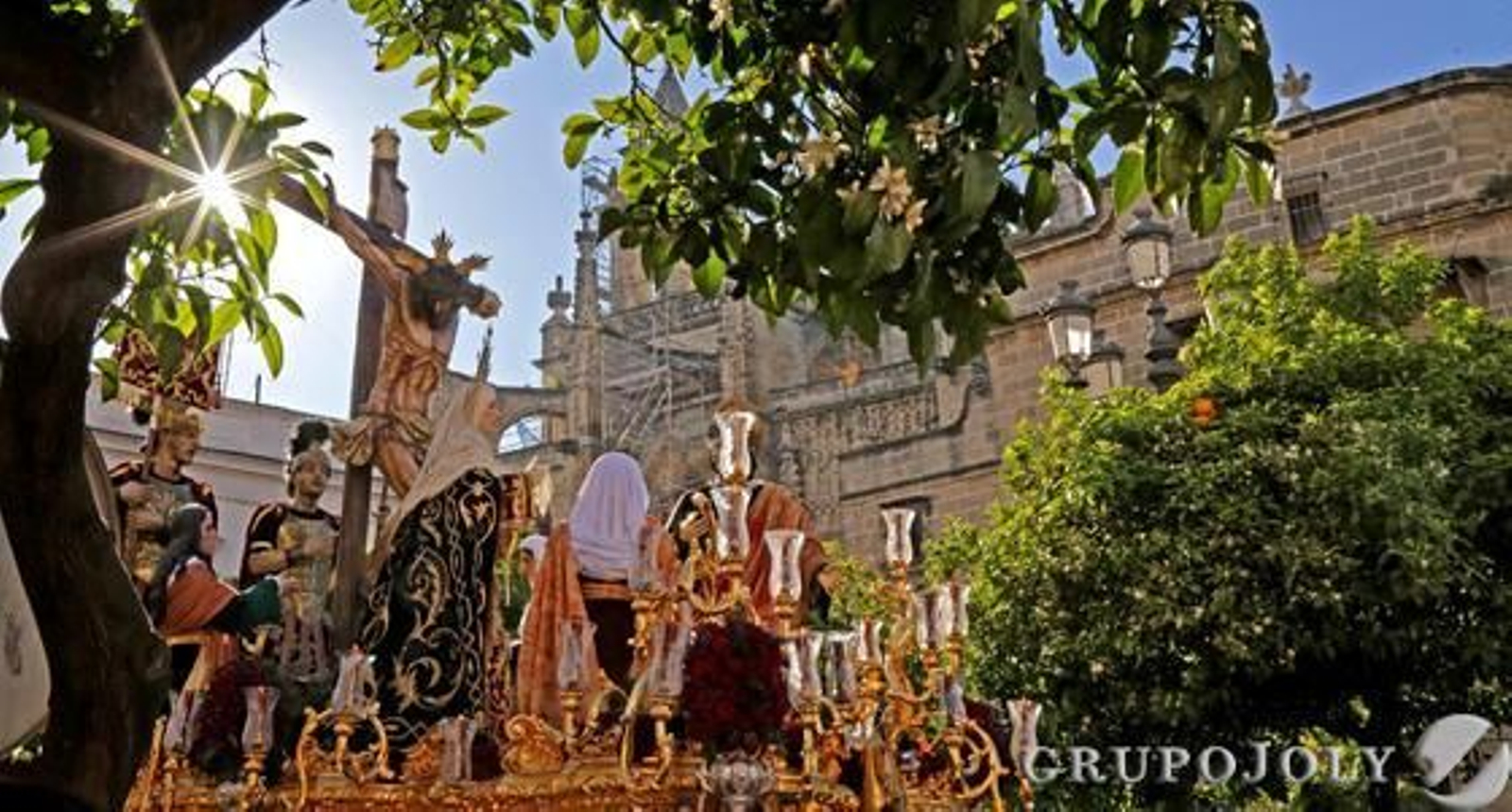 El Cristo del Amor pasa por la plaza de Santiago ayer por la tarde, mientras los naranjos muestran toda su carga de aromas y azahares.

Foto: Miguel Angel Gonzalez